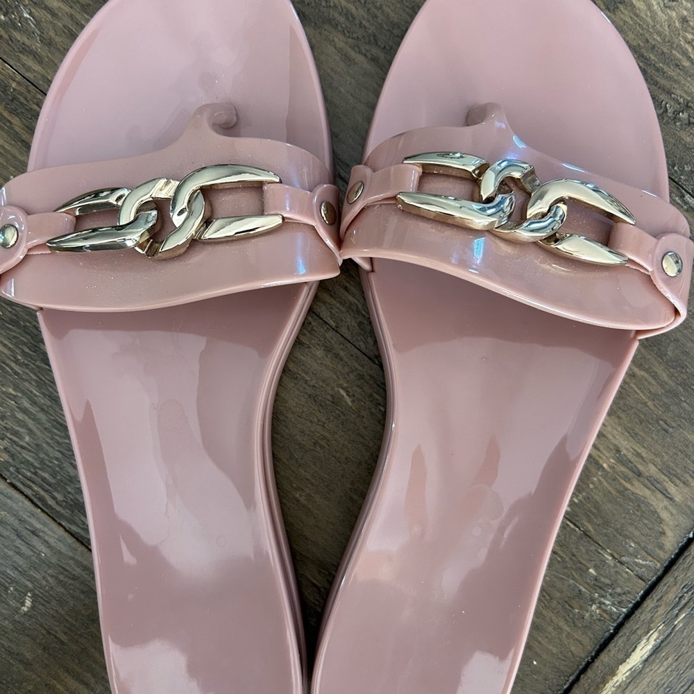 Vince Camuto Size 8 Sandals Pink Solid Rubber Gold Chain Flip Flops EUC - Picture 2 of 6